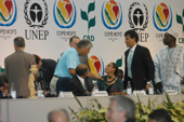 Curitiba, 20-03-06 - O governador Roberto Requi�o cumprimenta a ministra Marina Silva  ap�s a abertura do COP8. Foto Julio Covello-SECS.